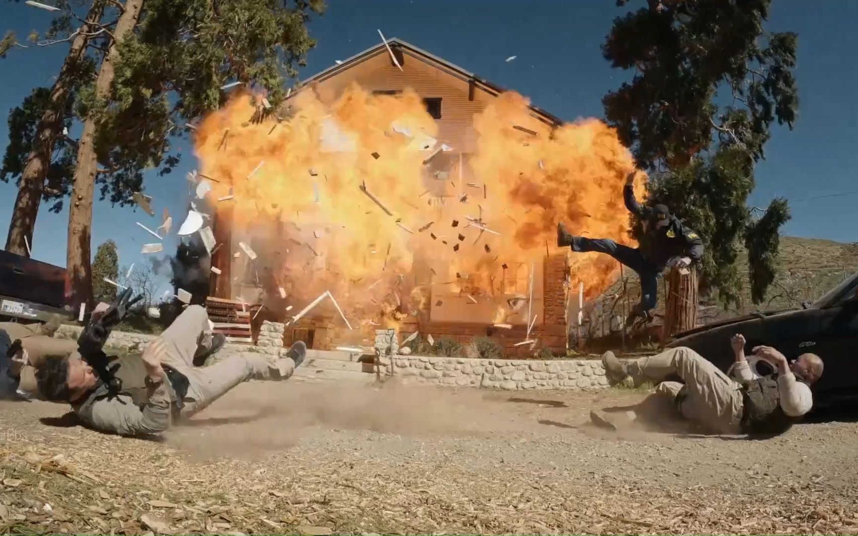 关键战局中，另一支队伍突然反击