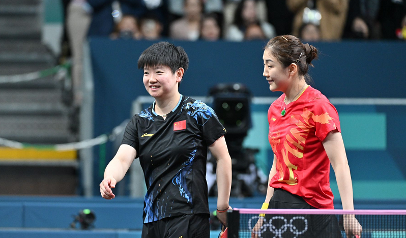 比赛中队员之间默契配合,拿下宝贵的胜利 比赛中队员之间默契配合,拿下宝贵的胜利