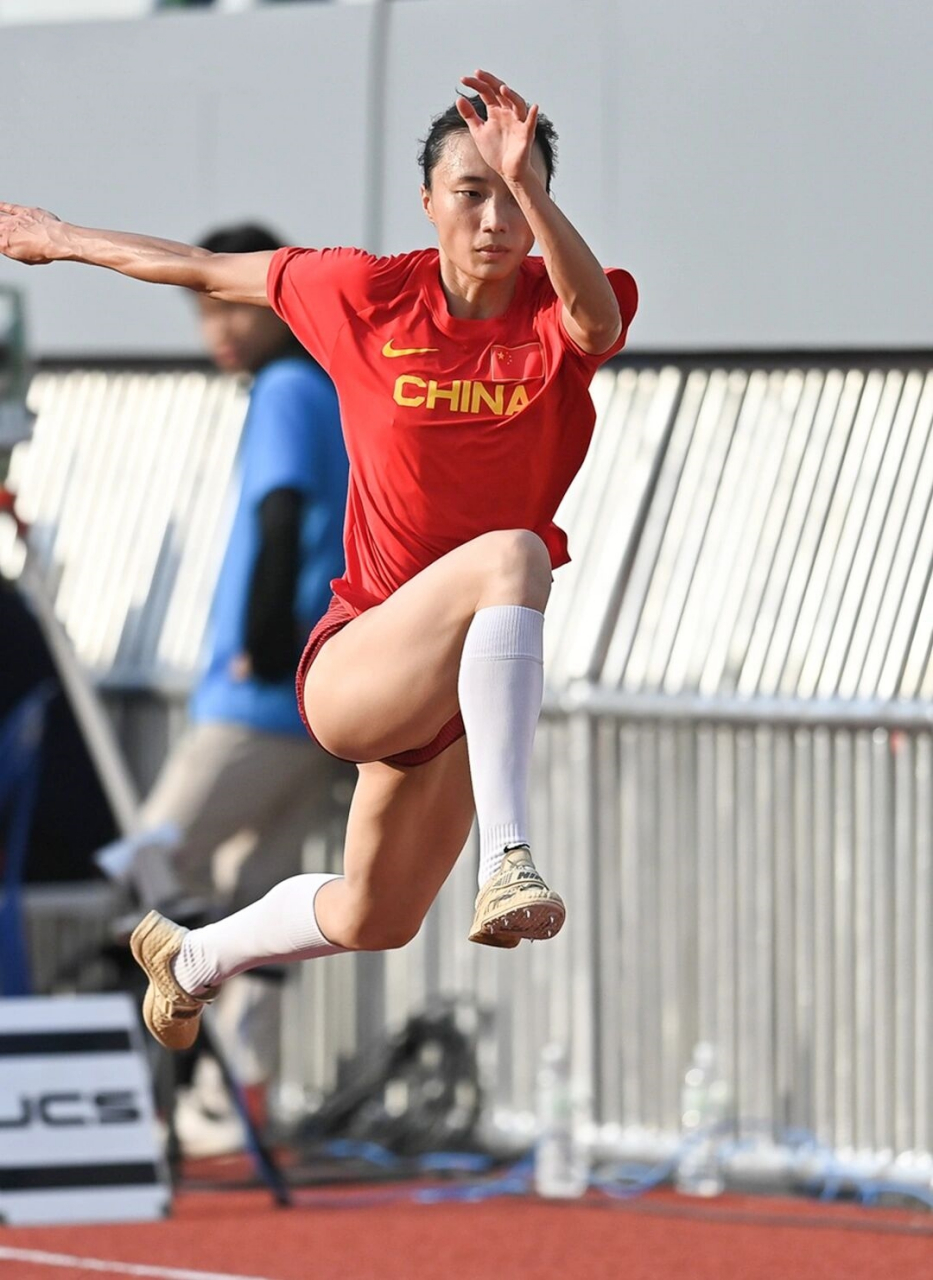 英姿飒爽！田径选手勇夺金牌的简单介绍