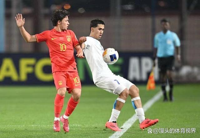 精彩足球赛事中，一支球队瞬间逆袭取得胜利