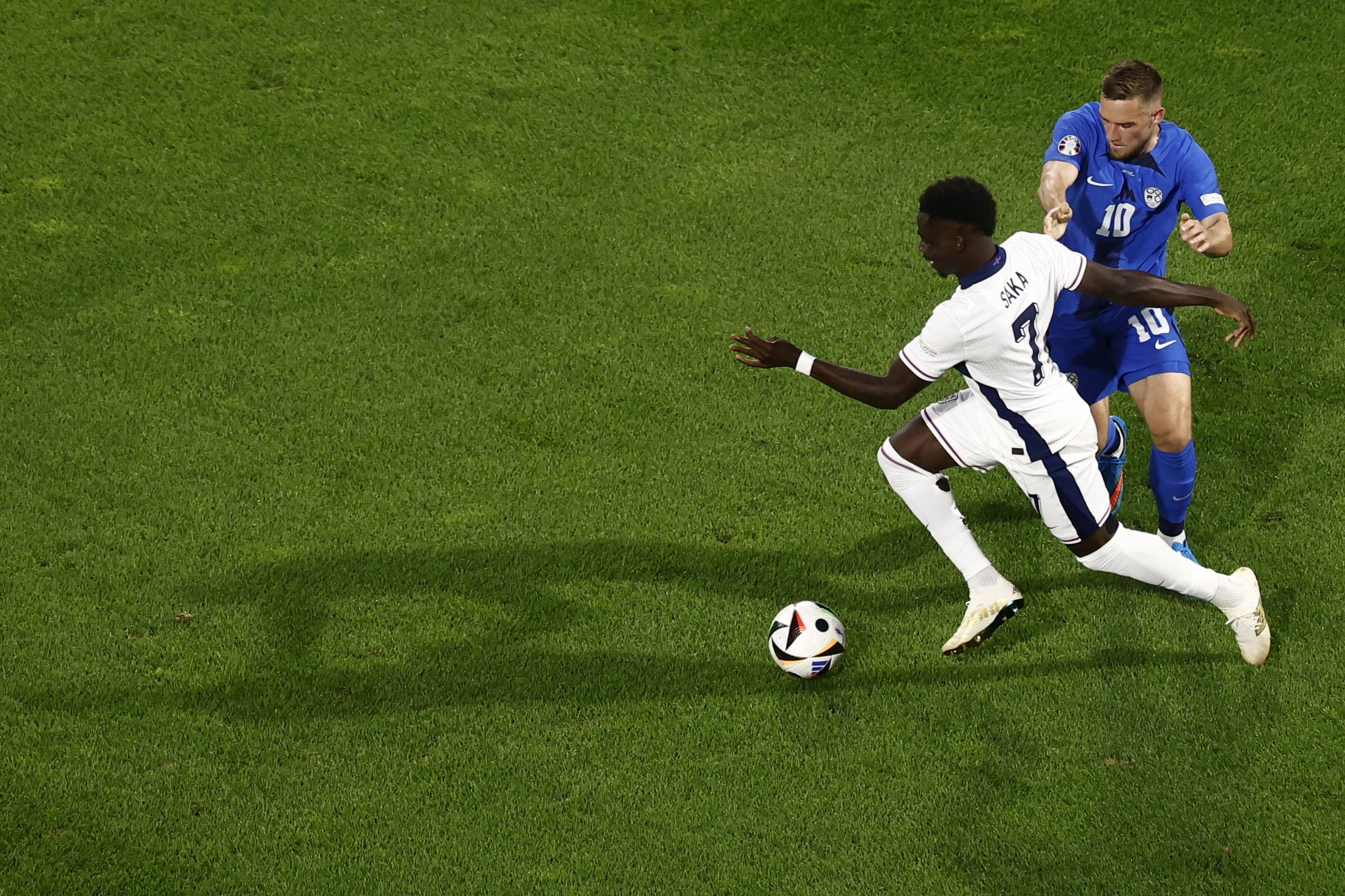 足球赛场上球队争夺胜利激烈