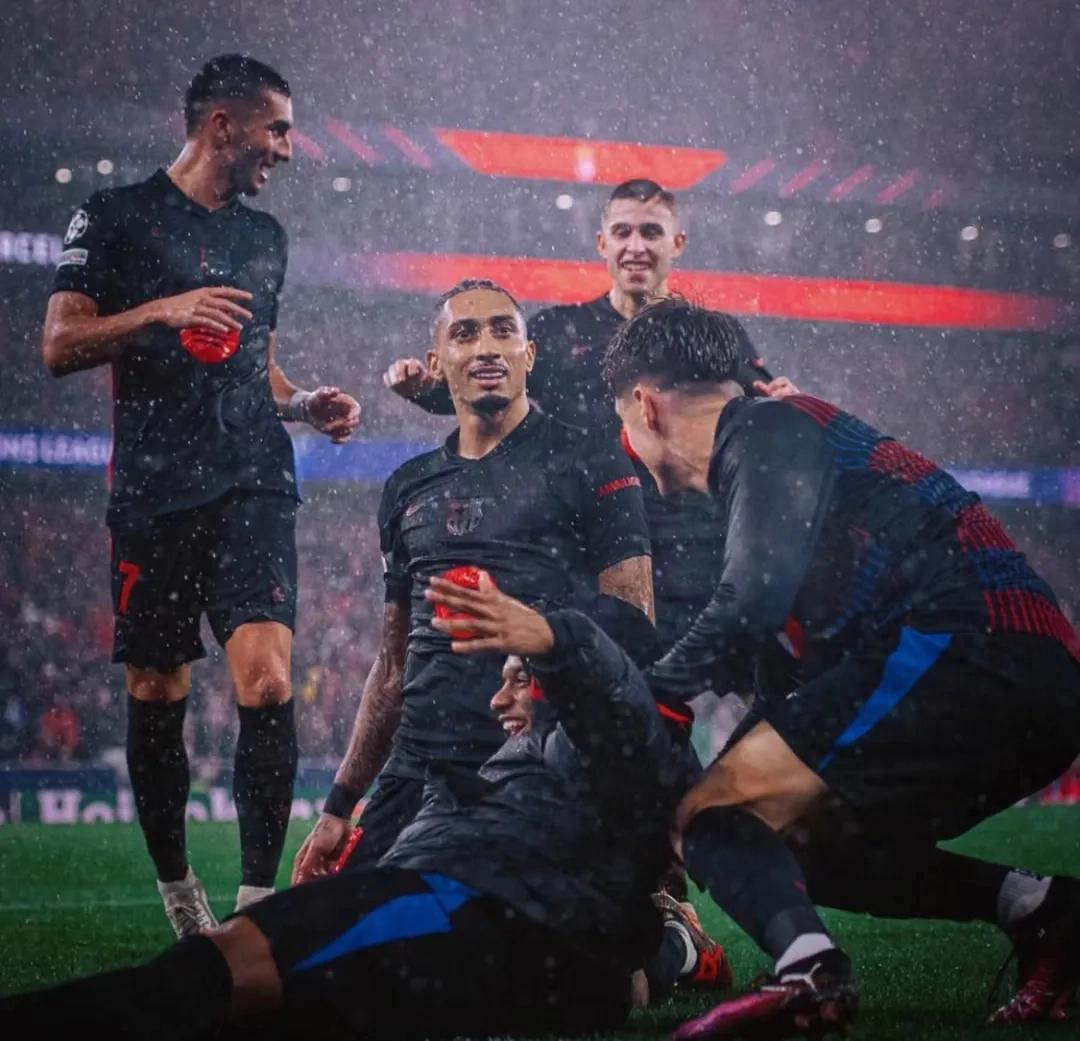 球员用出色的表现为球队赢得胜利