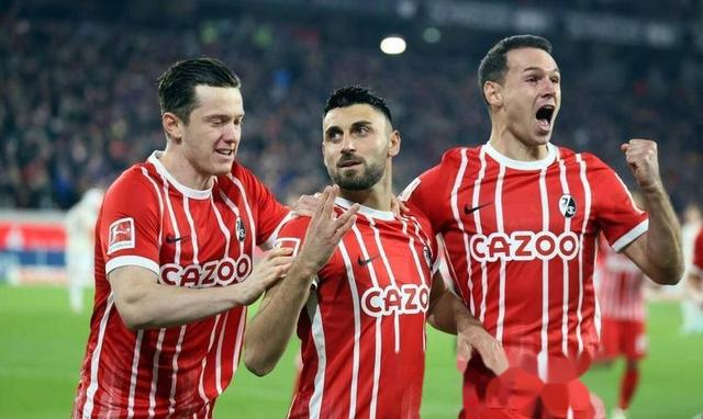 包含门兴格拉德巴赫逆袭成功，挺进下一轮！的词条