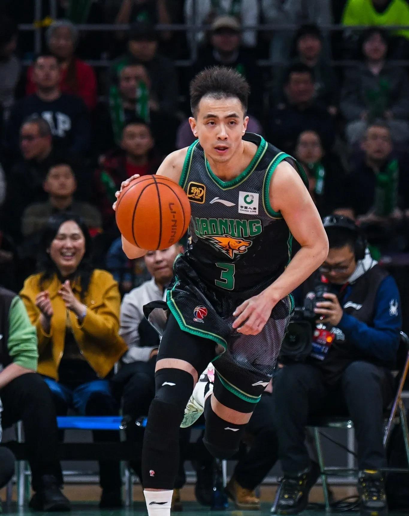 双方球队强强对抗，场上角逐激烈