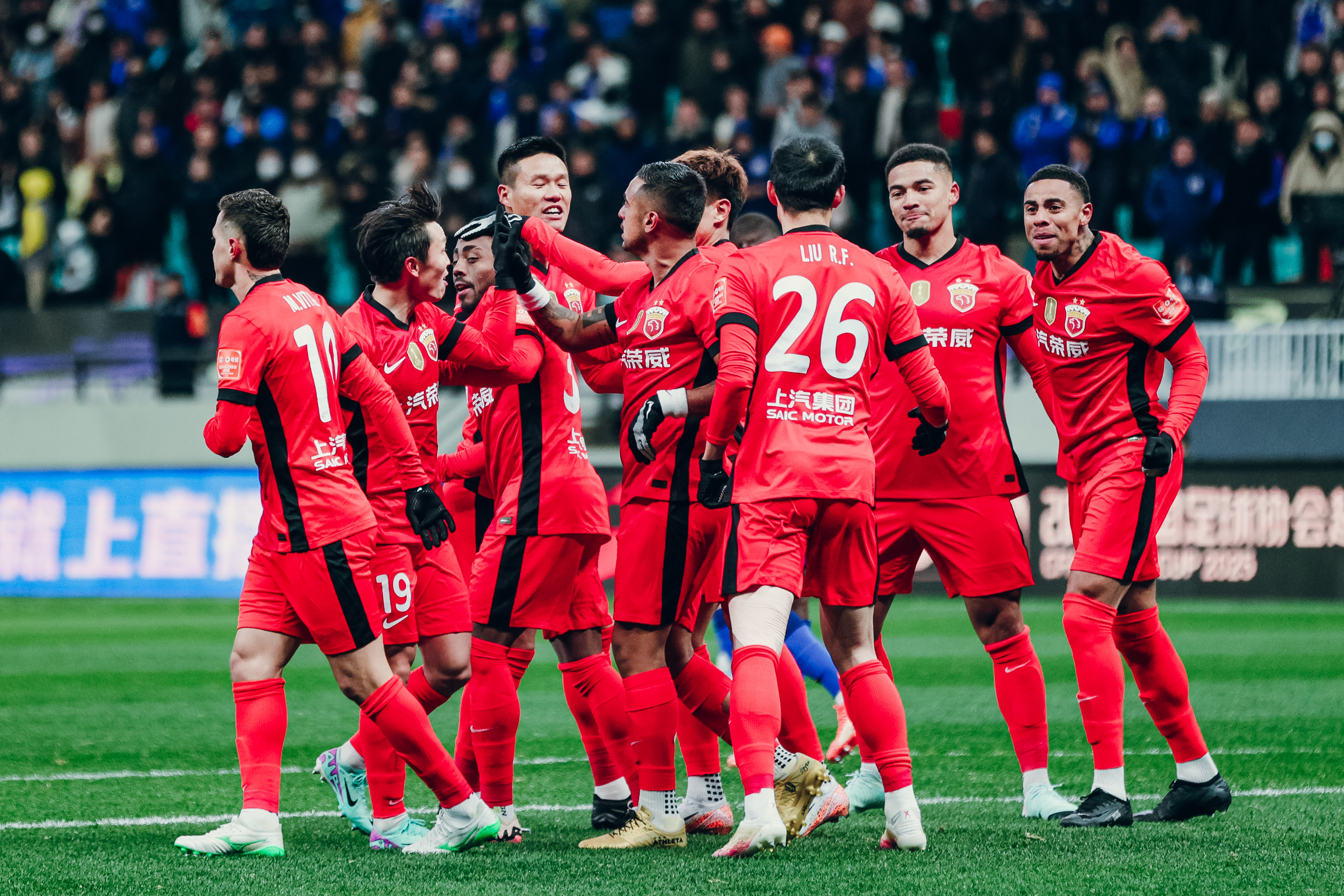 双方球队强强对抗，场上角逐激烈