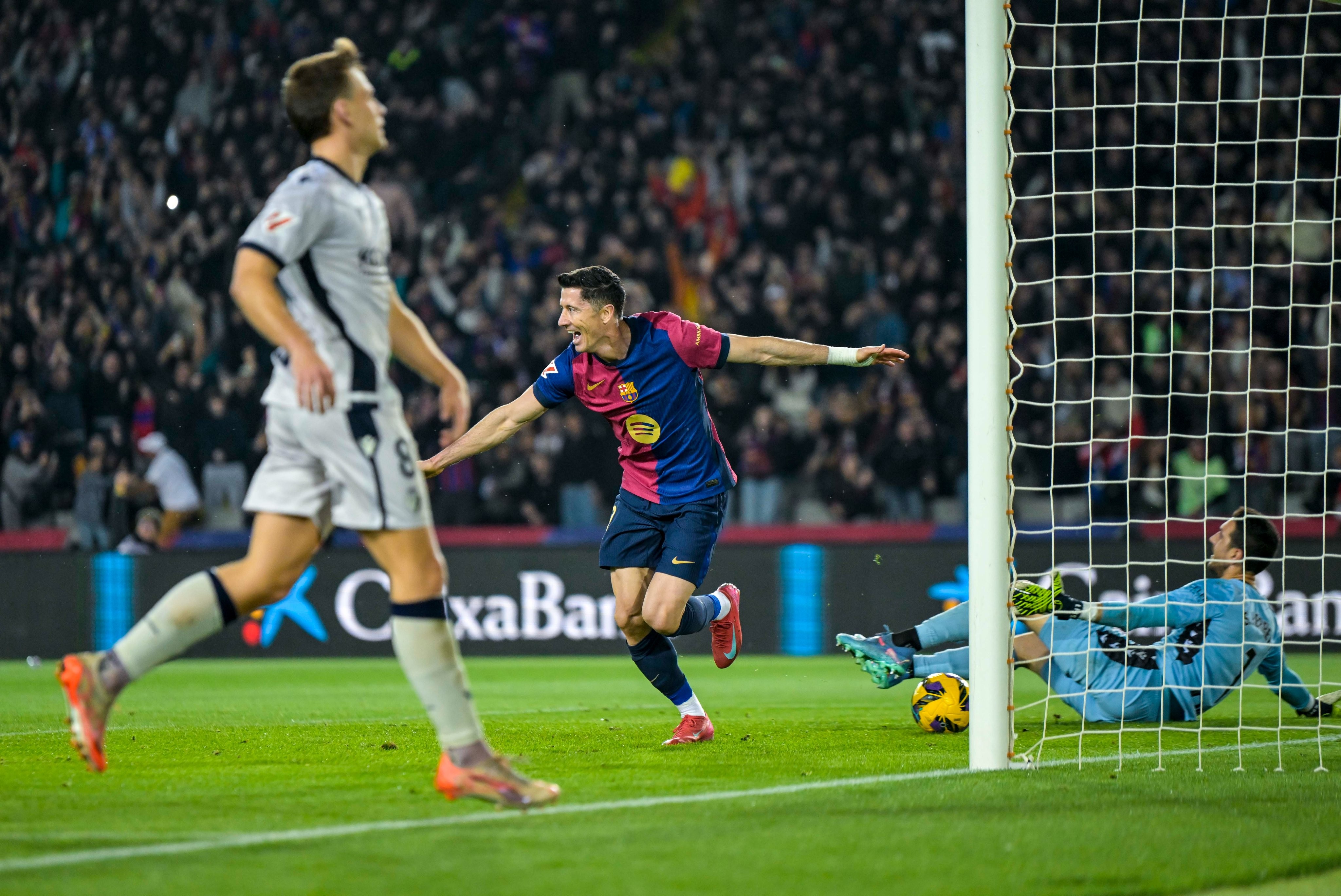 巴萨密集防守战术,成功将对手逼入绝境 巴萨密集防守战术,成功将对手逼入绝境