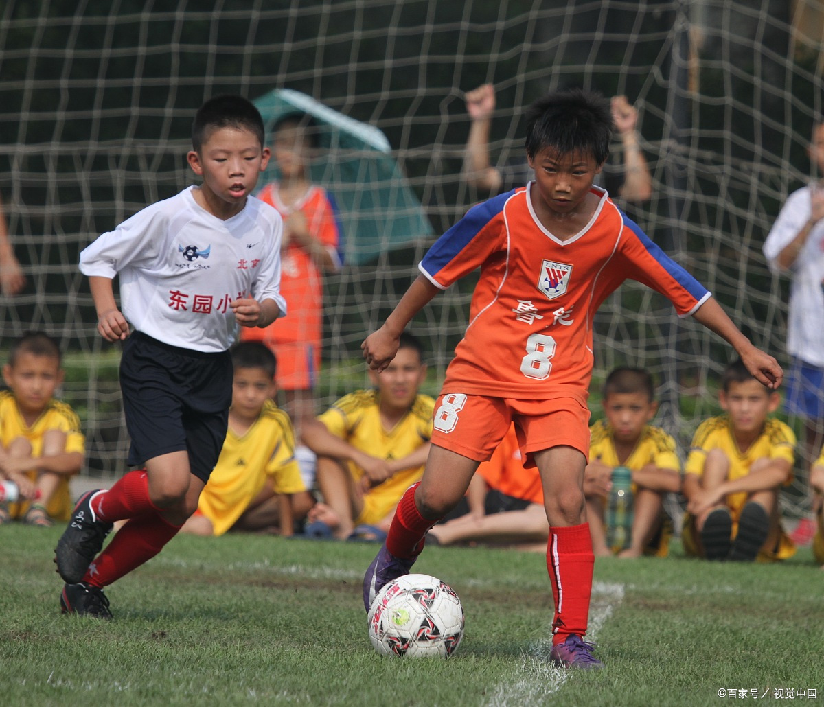 关于中国国内足球赛事激烈角逐，球员发挥亮眼的信息