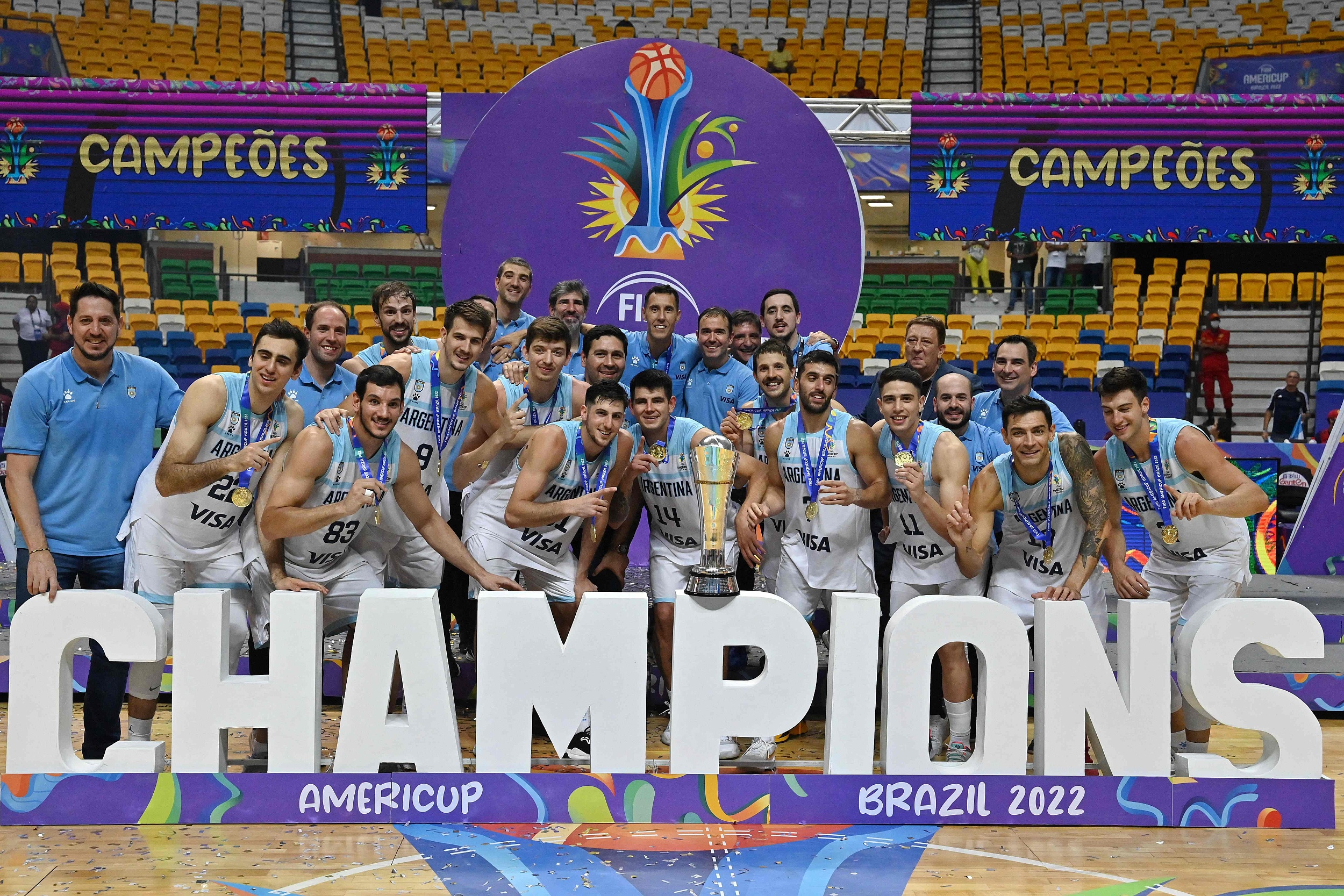 开云体育官方网站-阿根廷球星里奥-费尔南德斯与女友一同出现在商场购物的简单介绍