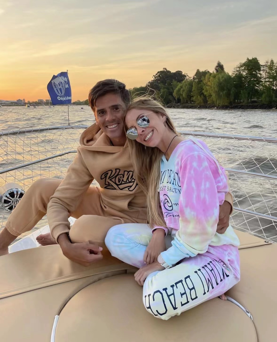 阿根廷球星里奥-费尔南德斯与女友一同出现在商场购物的简单介绍 阿根廷球星里奥-费尔南德斯与女友一同出现在商场购物的简单介绍