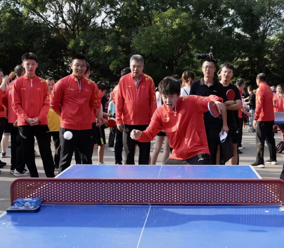 开云体育平台APP-热闹球场涌现众多体育爱好者的简单介绍