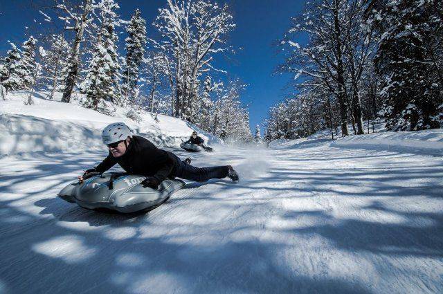 斯洛文尼亚选手在单板滑雪比赛中露出笑容 斯洛文尼亚选手在单板滑雪比赛中露出笑容