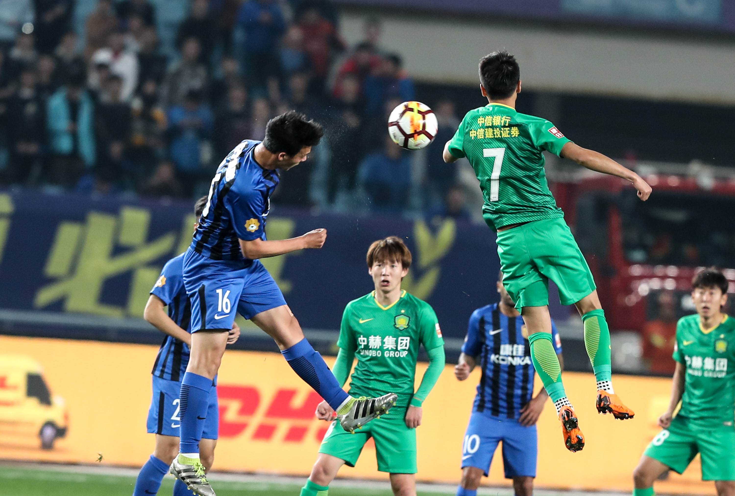 江苏苏宁中场核心受伤,球队面临新挑战 江苏苏宁中场核心受伤,球队面临新挑战