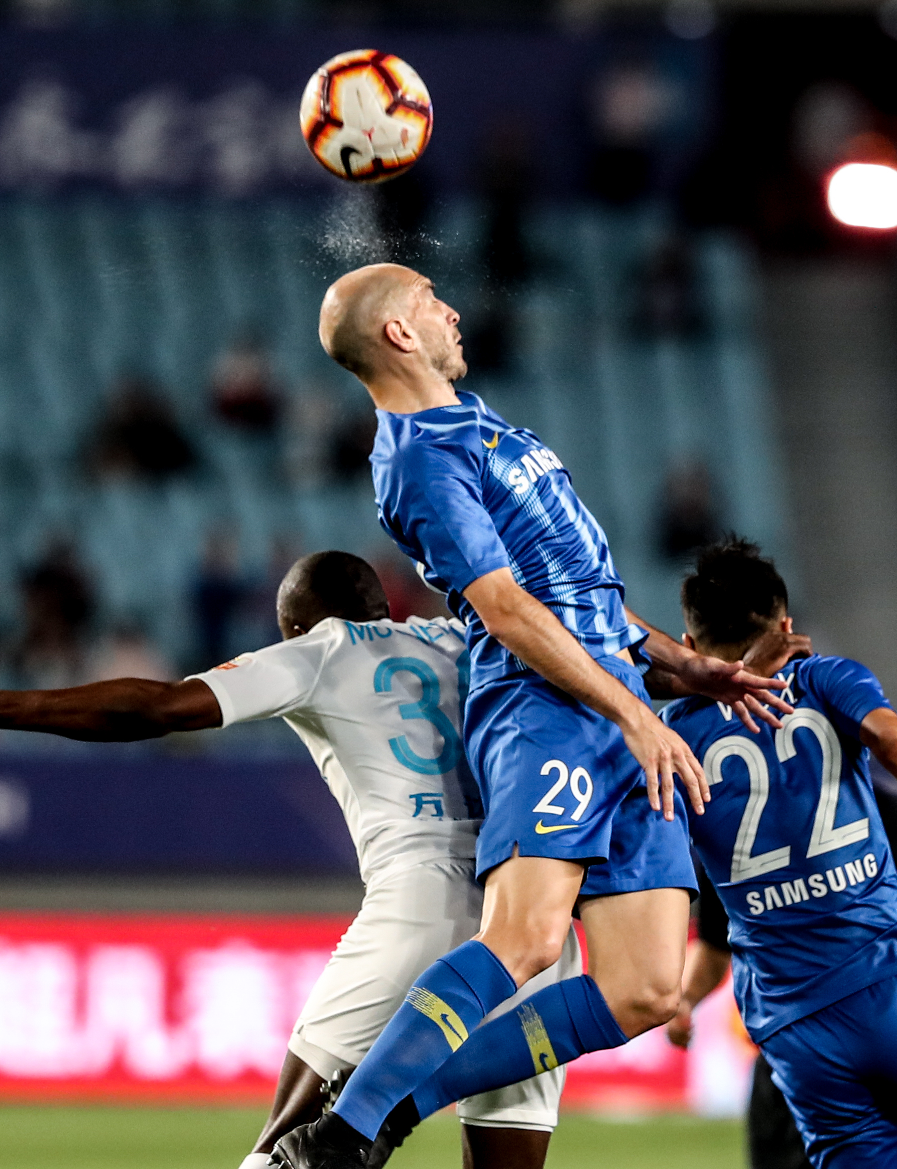 江苏苏宁中场核心受伤,球队面临新挑战 江苏苏宁中场核心受伤,球队面临新挑战