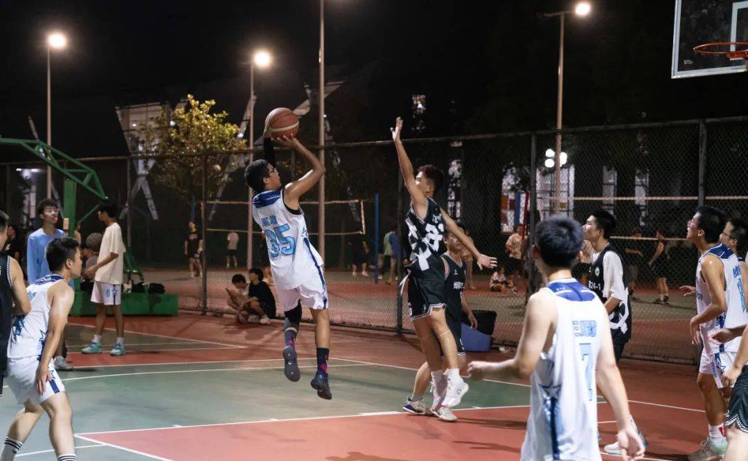 东南亚篮球赛事精彩纷呈,球员技艺风采吸引眼球 东南亚篮球赛事精彩纷呈,球员技艺风采吸引眼球