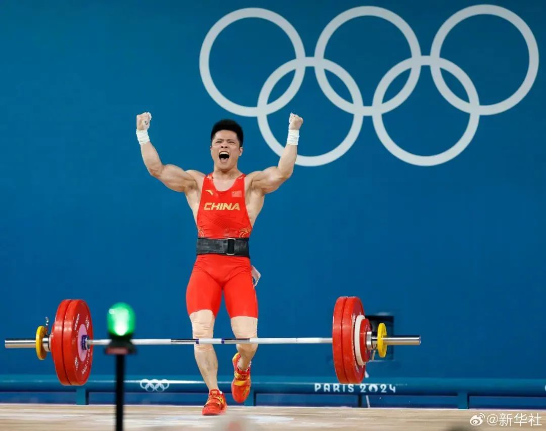 举重比赛中选手们力量大爆发夺冠
