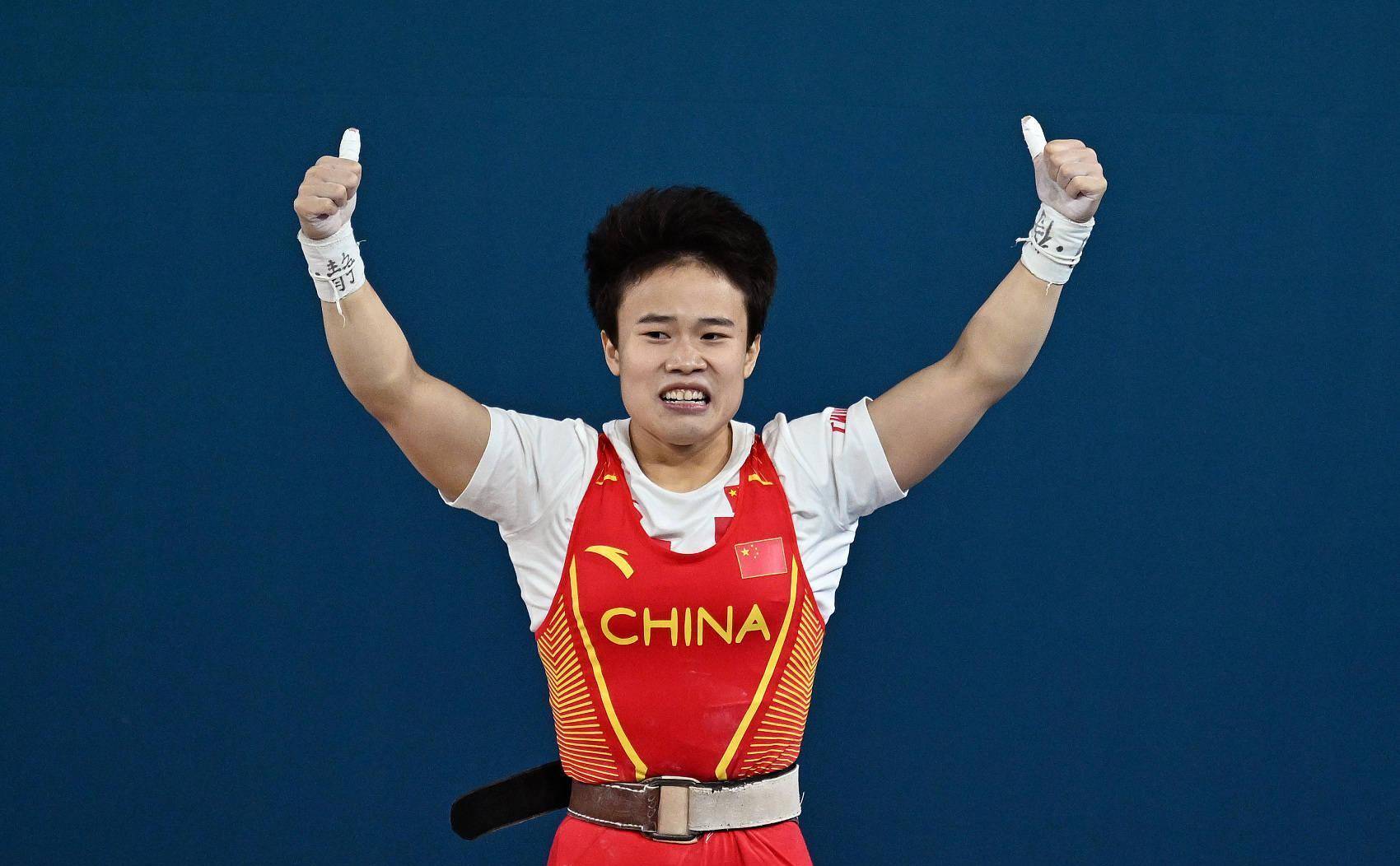 举重比赛中选手们力量大爆发夺冠