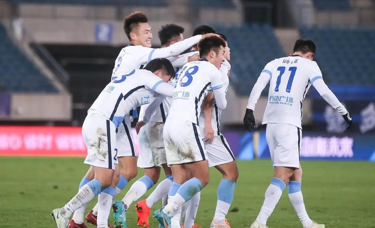 大连一方客场胜出,保级前景稍显乐观 大连一方客场胜出,保级前景稍显乐观