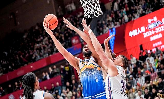 开云APP-激烈对抗，谁将成为场上英雄