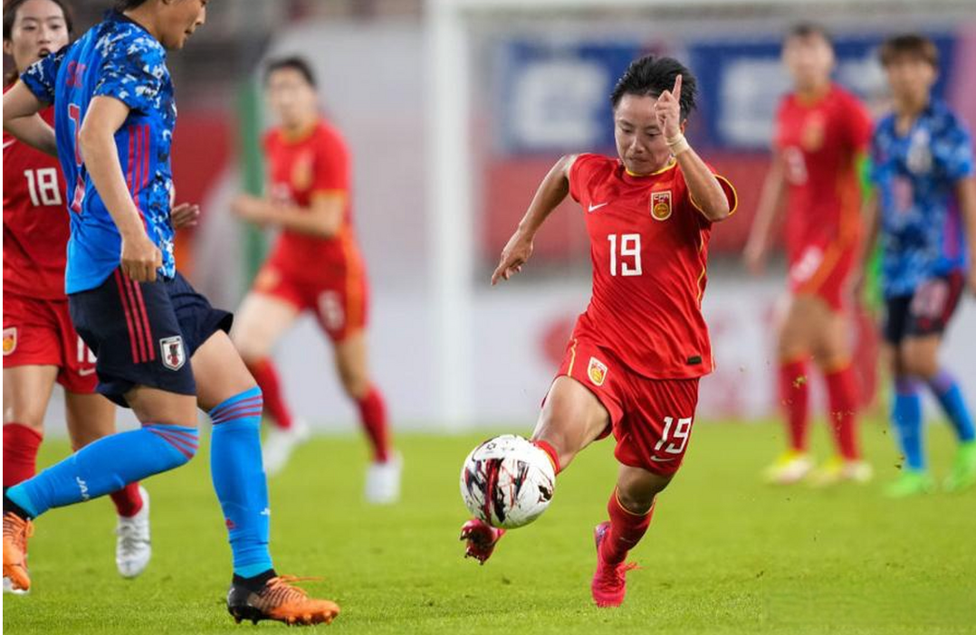 中国女足比赛中某位队员突显个人实力,成为焦点人物 中国女足比赛中某位队员突显个人实力,成为焦点人物