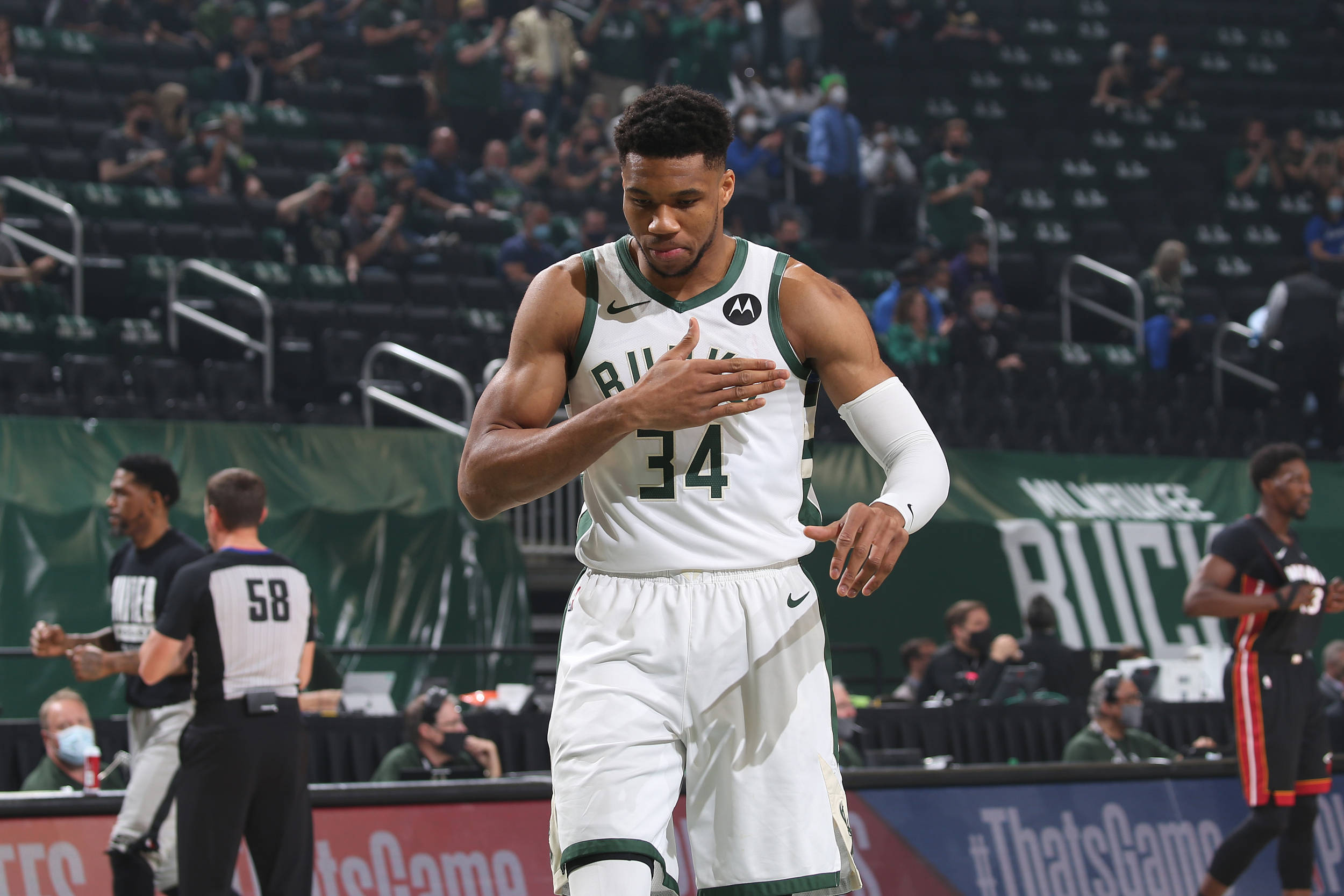 篮网队主场横扫老鹰,晋级东部决赛 篮网队主场横扫老鹰,晋级东部决赛