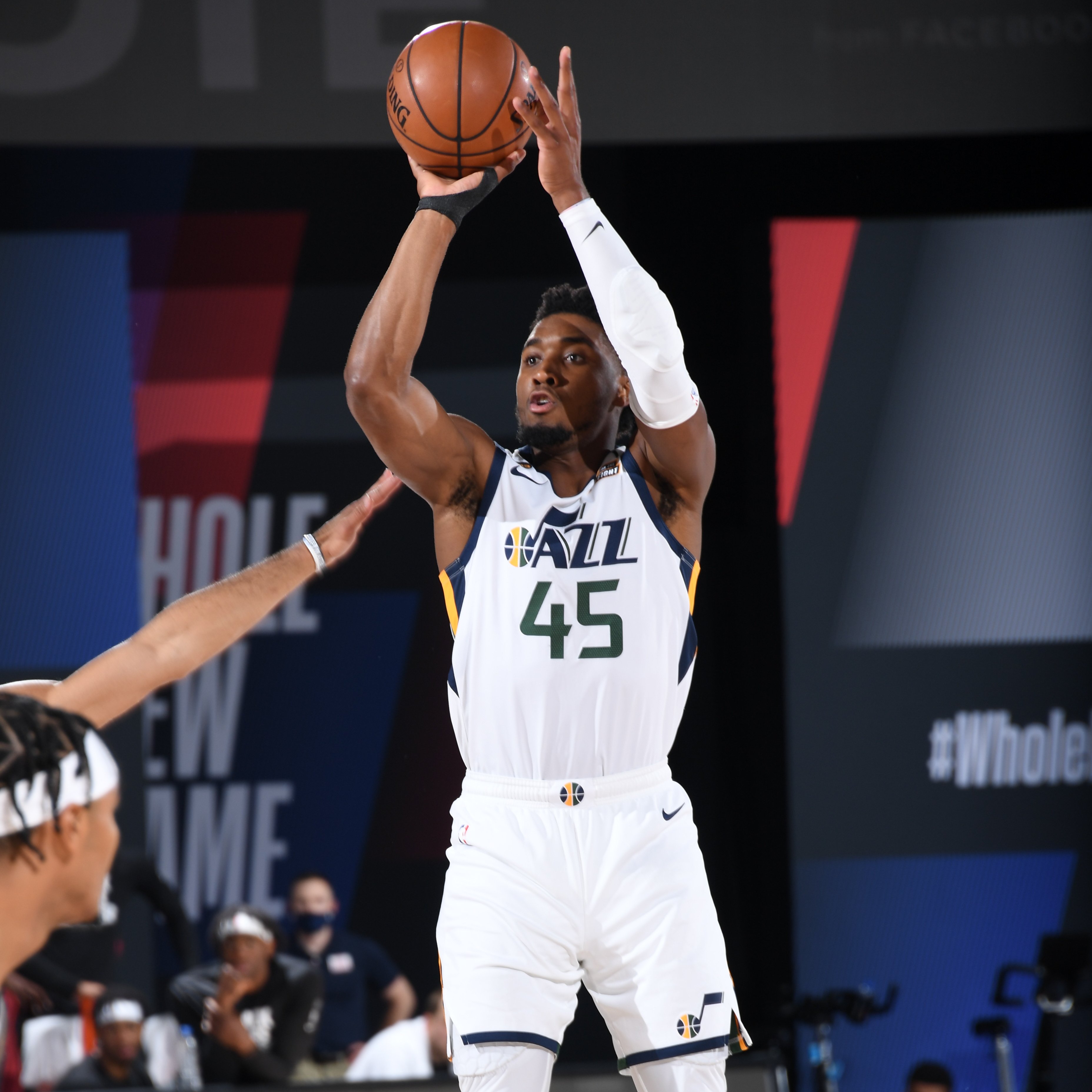 关于爵士队不敌马刺队,米切尔砍下35分努力落空的信息 关于爵士队不敌马刺队,米切尔砍下35分努力落空的信息