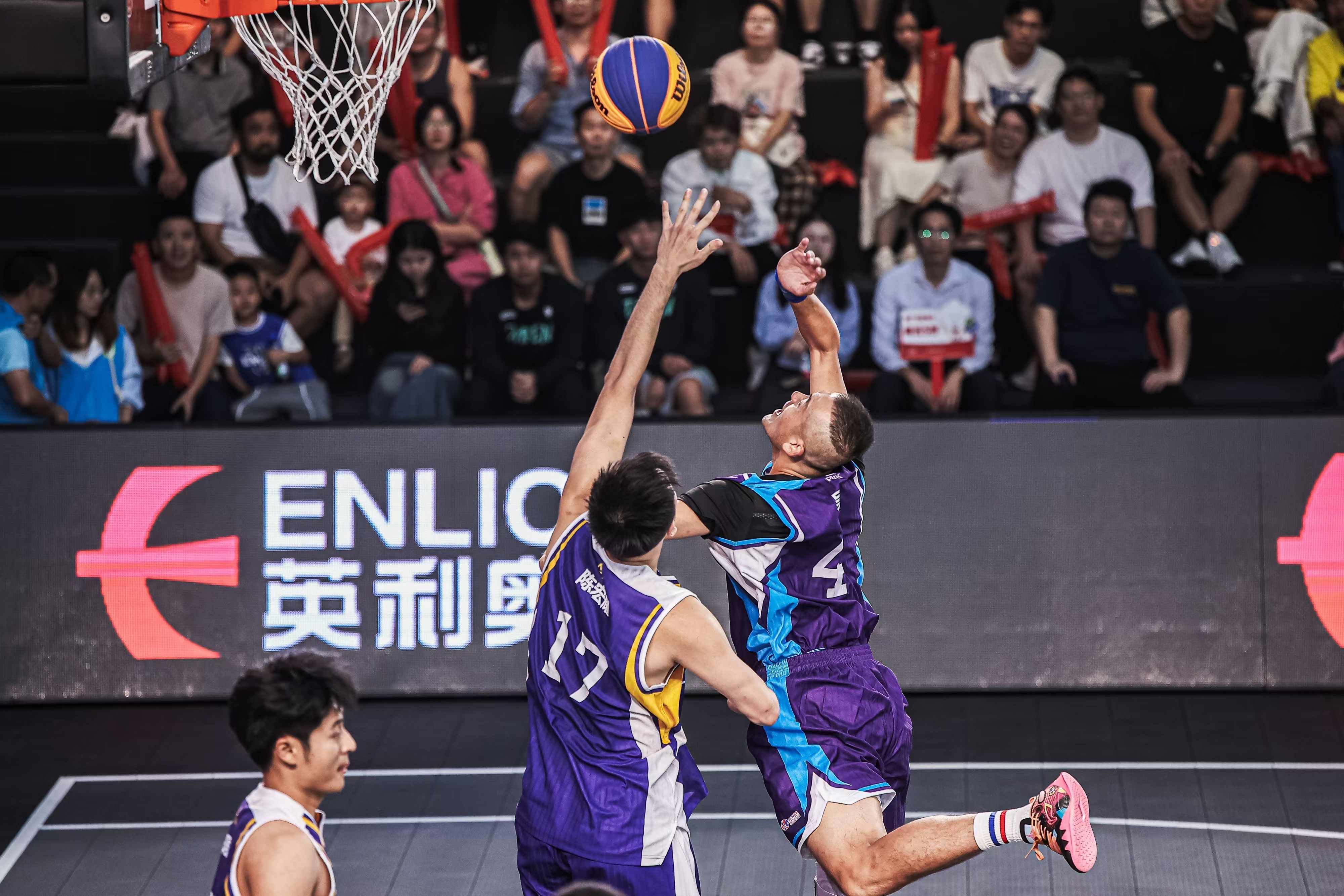 球场上擂台争霸,篮球赛事盛况空前 球场上擂台争霸,篮球赛事盛况空前